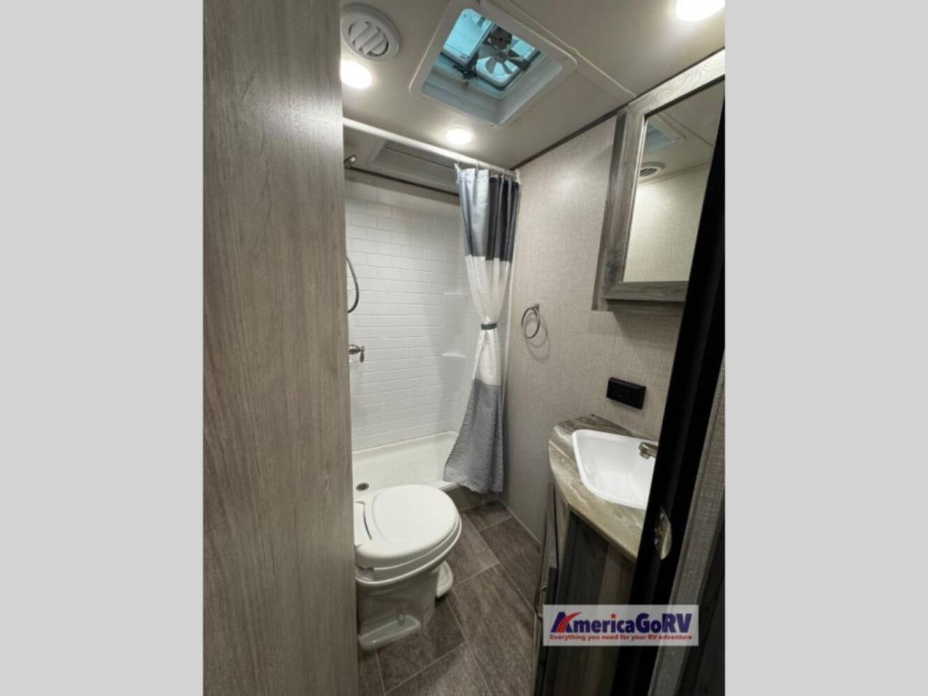A photo of this 2022 Chinook DREAM D260BH
