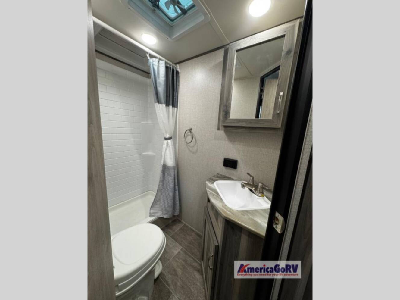 A photo of this 2022 Chinook DREAM D260BH