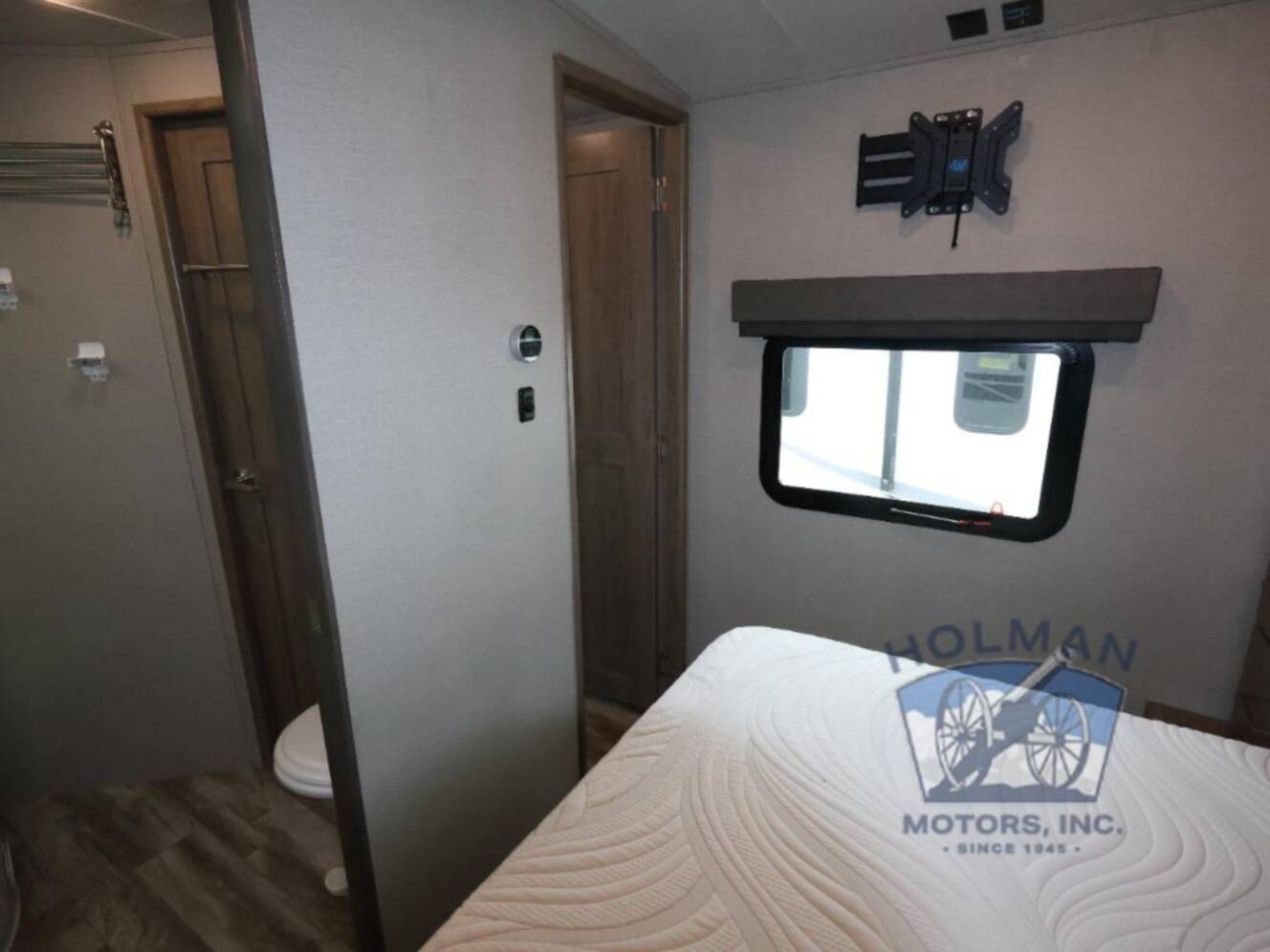 A photo of this 2022 Grand Design Imagine 3250BH