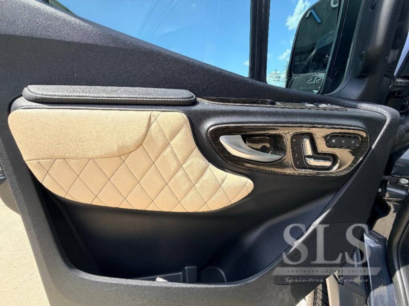 A photo of this 2024 Midwest Automotive Designs Luxe Cruiser D4