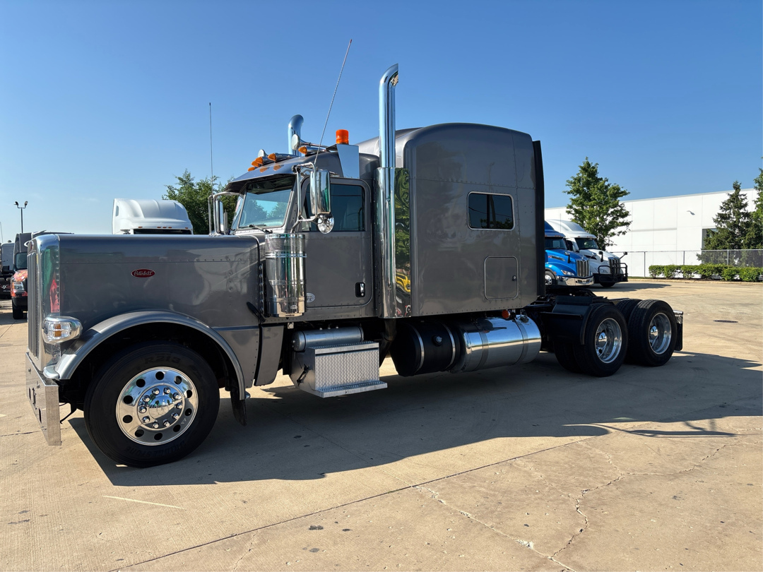2020 PETERBILT 389 in Bolingbrook, IL