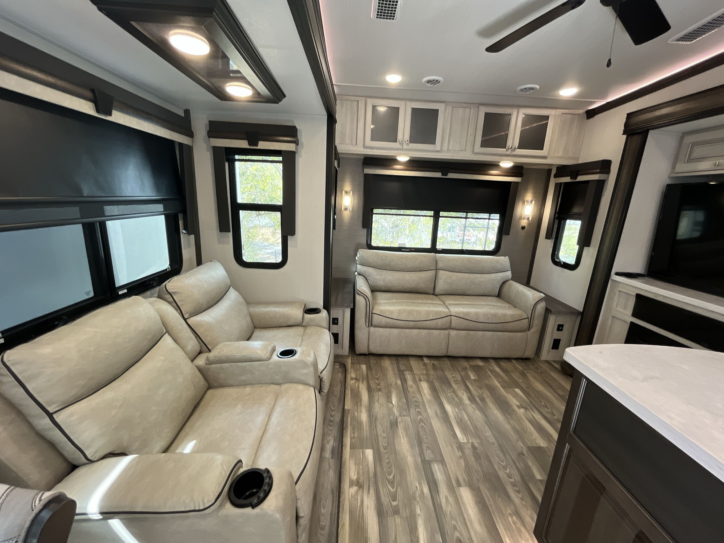 2022 Forest River CARDINAL LUXURY 320RLX in clermont FL