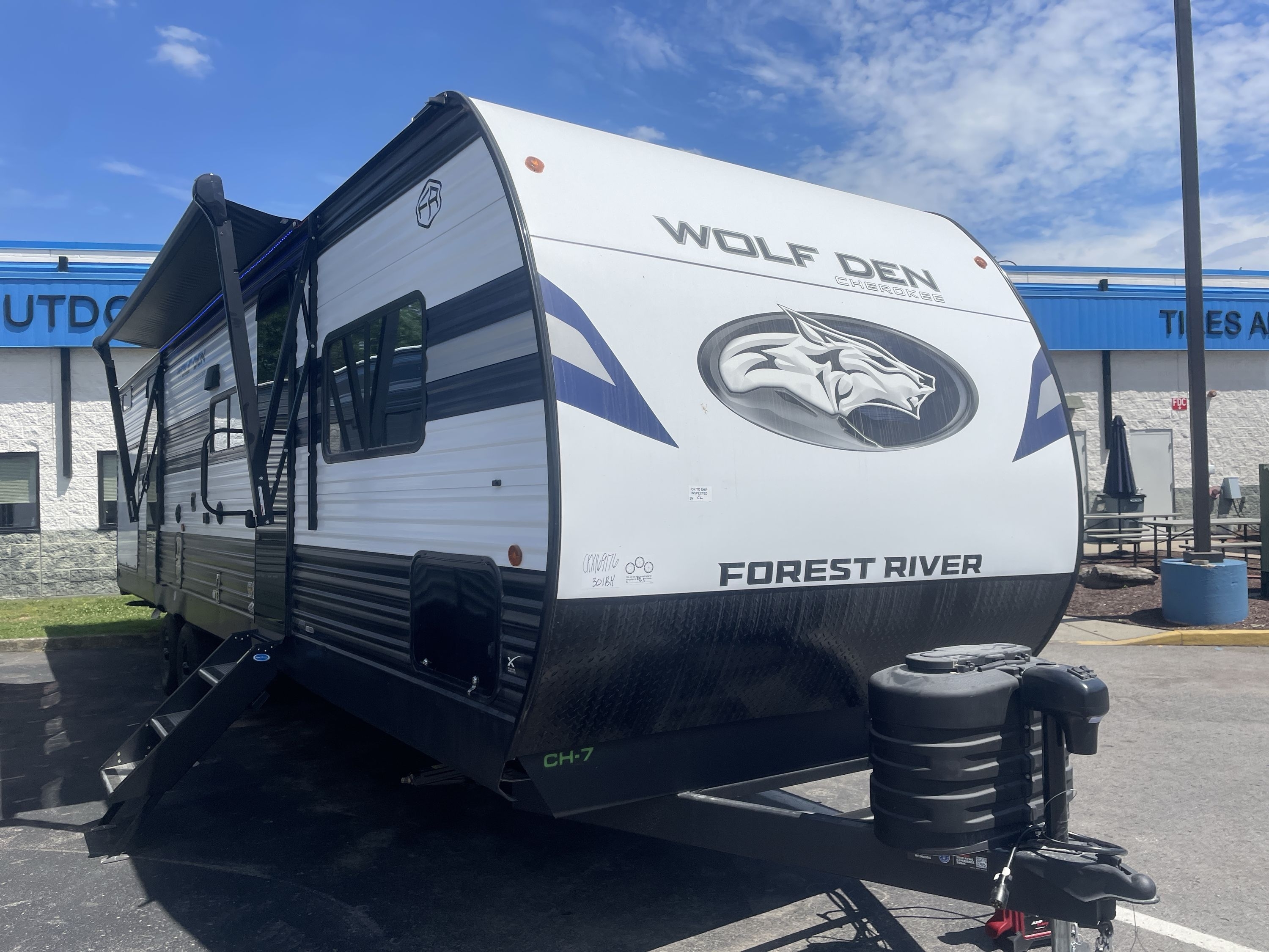 2027 Forest River WOLF DEN 301BH in nashville TN