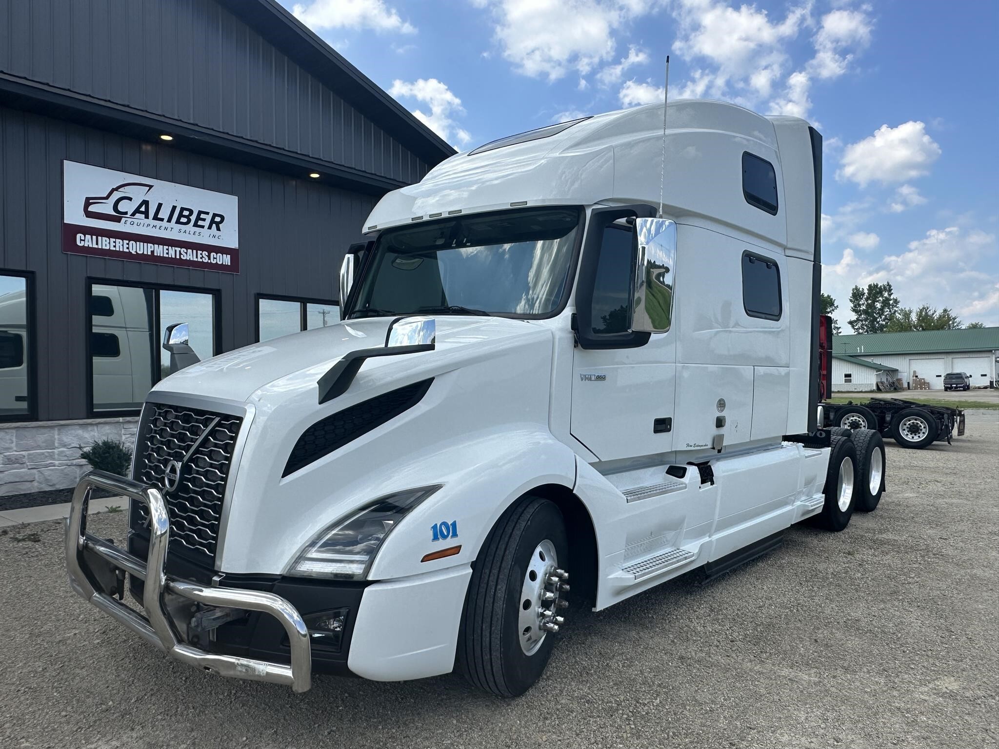 2021 VOLVO VNL64T860 in Little Suamico, WI