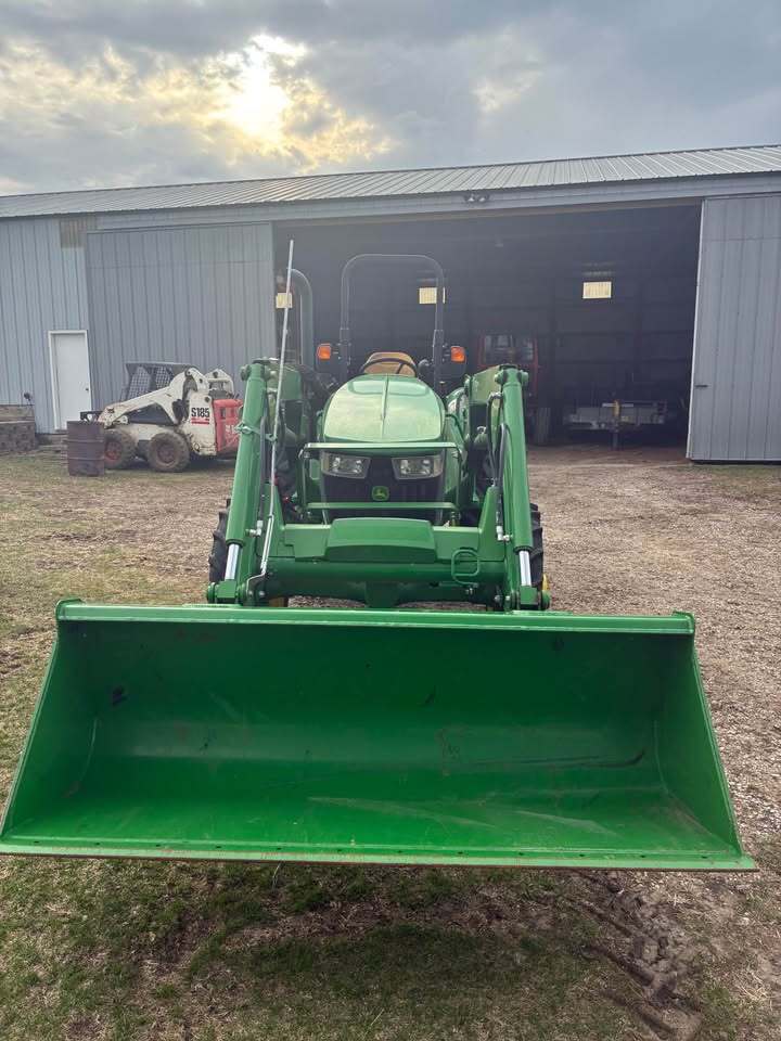 2018 JOHN DEERE 5075E in Shoreline, WA