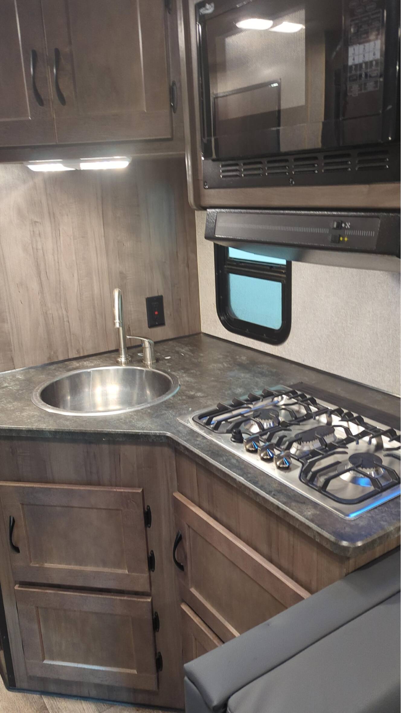 A photo of this 2021 Winnebago MINNIE WINNIE 325AR