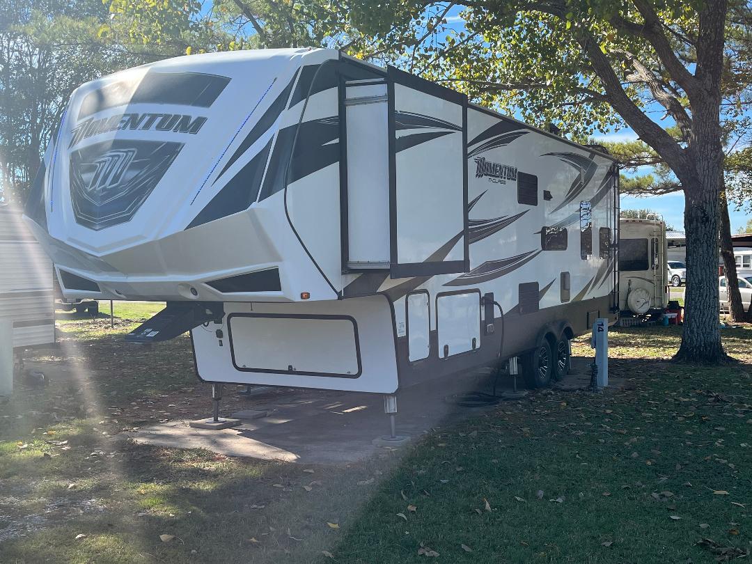 2017 Grand Design MOMENTUM M-CLASS 328M in kerens TX