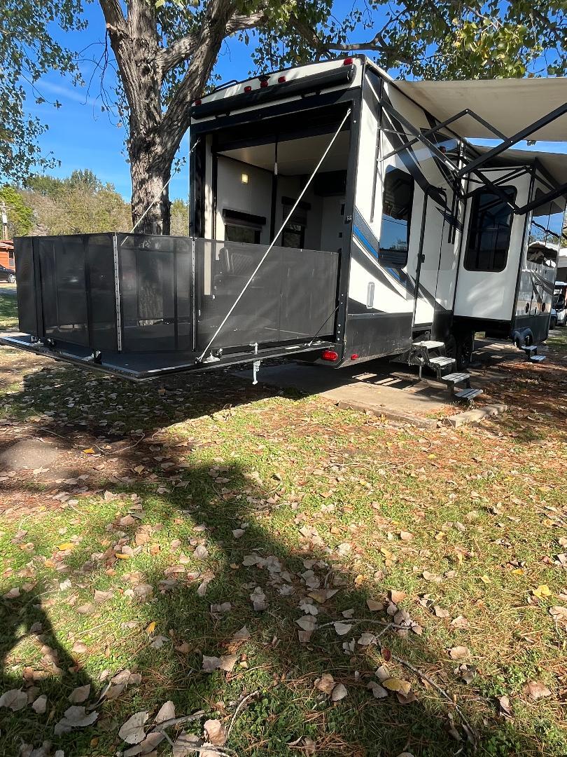 2017 Grand Design MOMENTUM M-CLASS 328M in kerens TX
