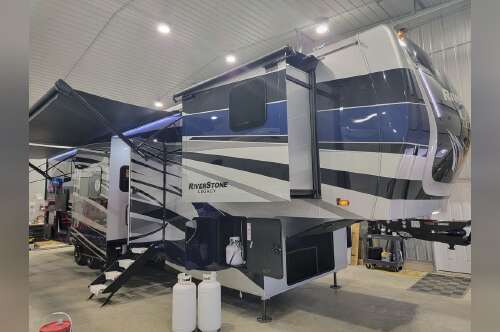 2023 Forest River Riverstone Legacy 42FSKG in mansfield OH