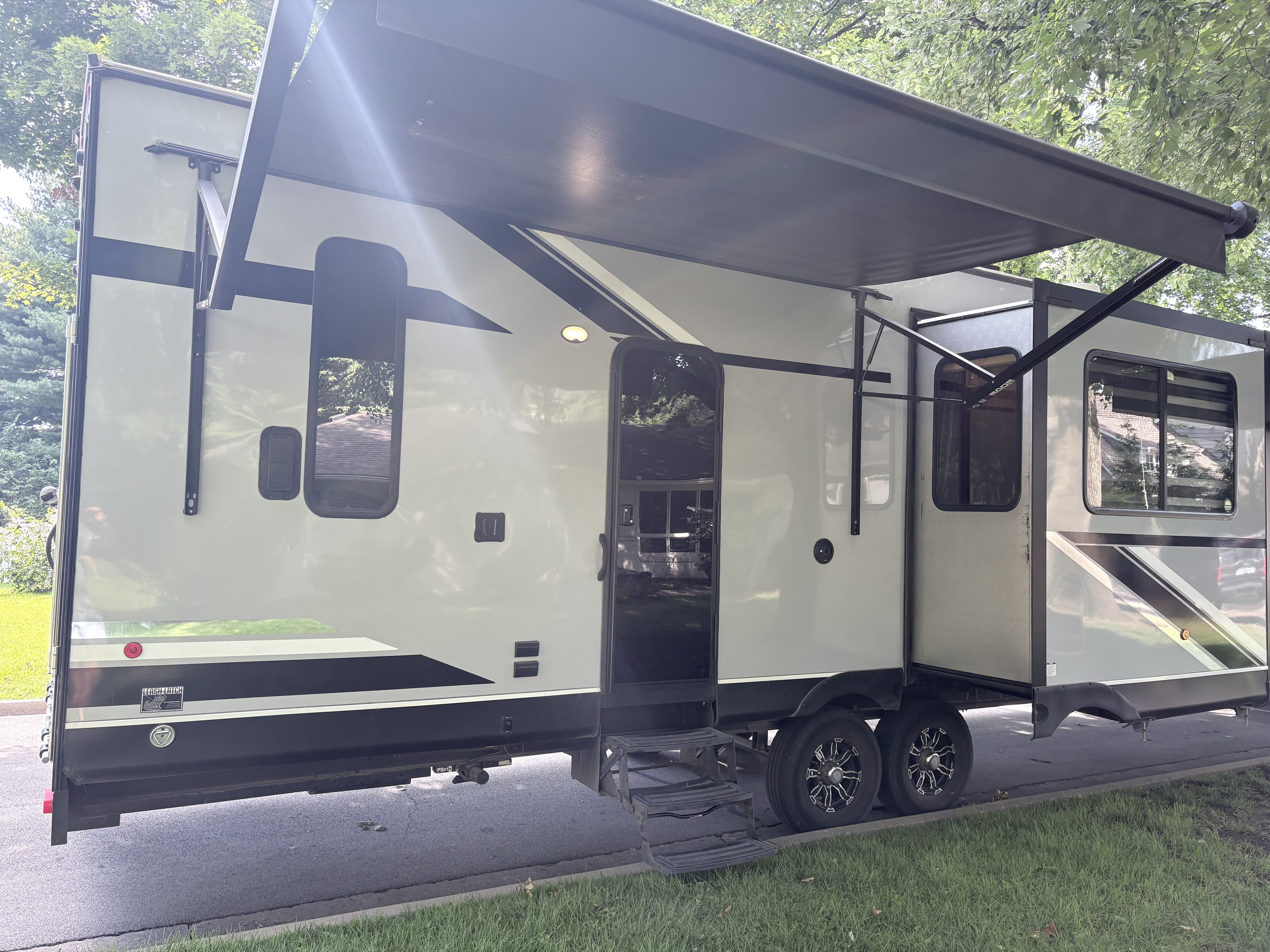 2021 Forest River CHEROKEE WOLF PACK PLATINUM 335PACK13 RV