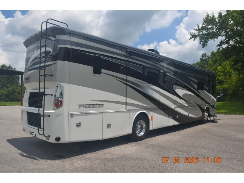 2017 Tiffin Motorhomes Phaeton 40 QBH