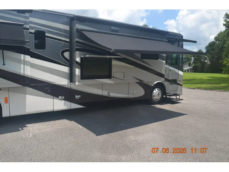 2017 Tiffin Motorhomes Phaeton 40 QBH