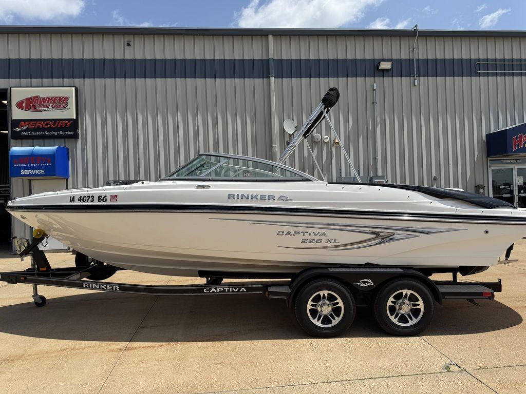 2010 Rinker 226 Captiva XL in dubuque IA