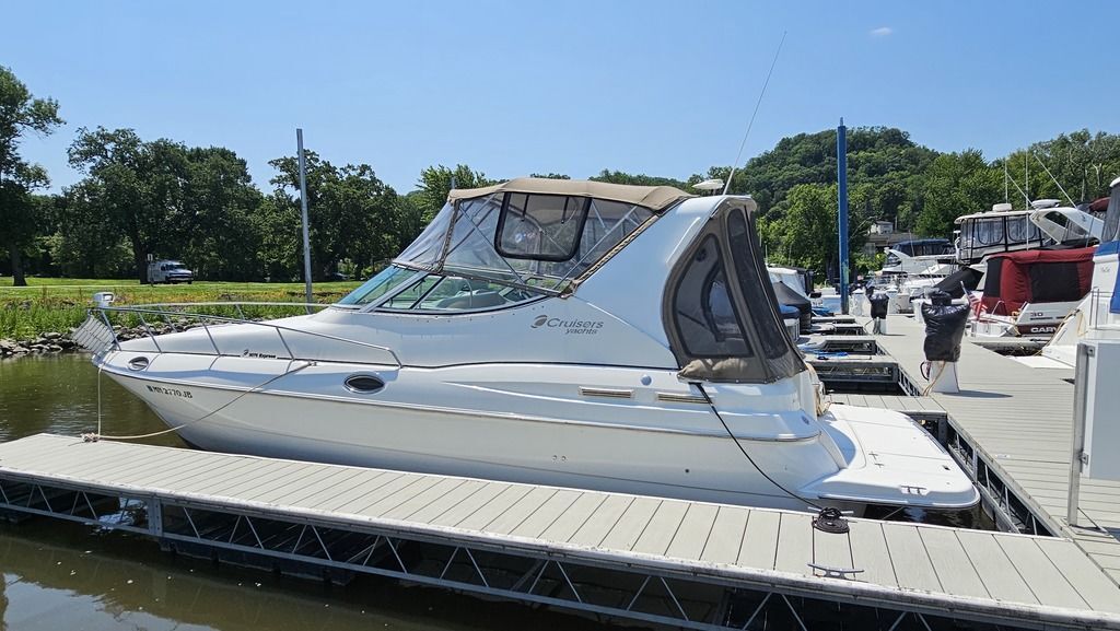 2001 Cruisers Yachts 3075 Express in red wing MN