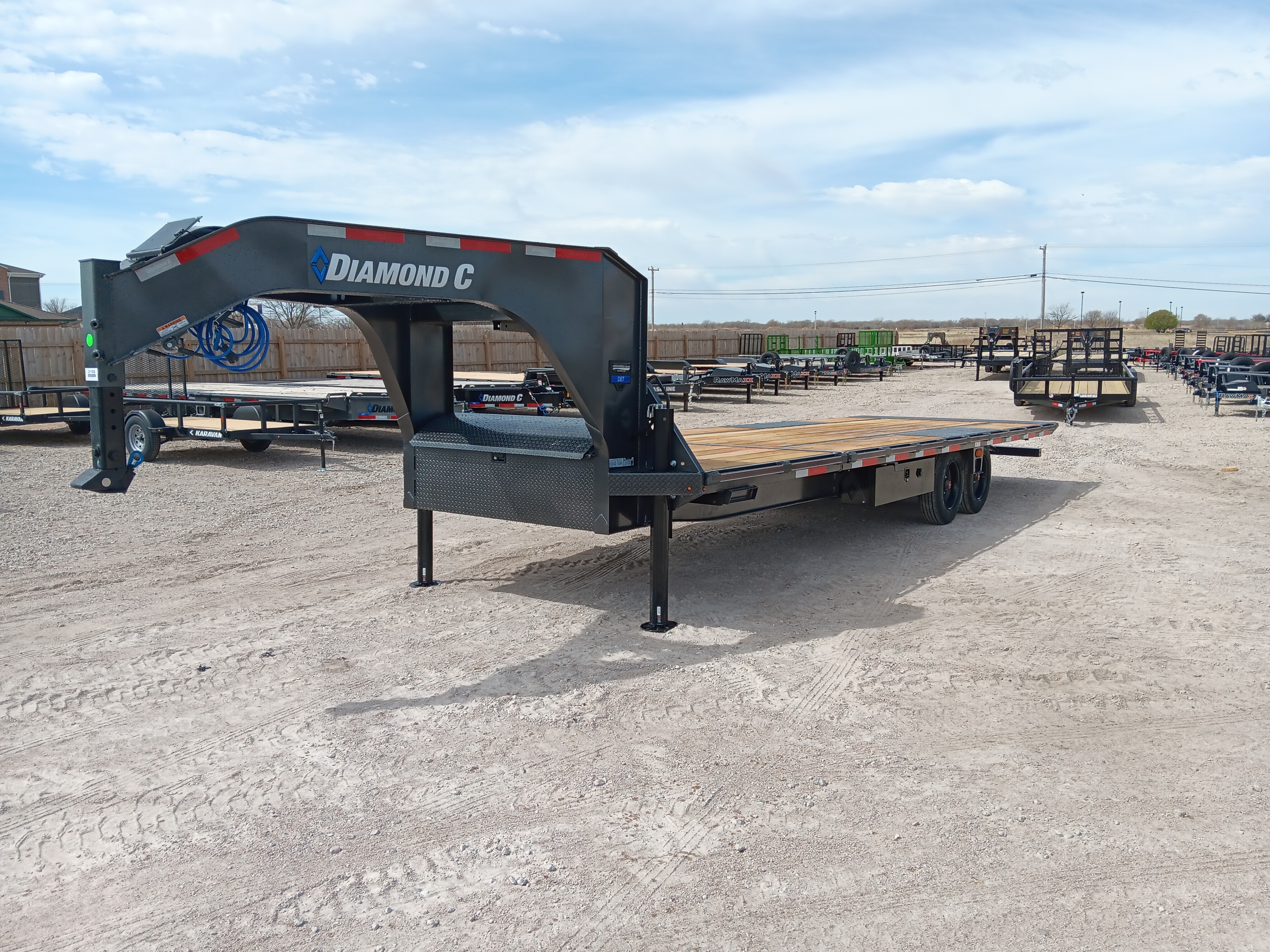 2026 Diamond C Trailer MFG. 26'DET deckover tilt trailer gooseneck in Kearney, NE