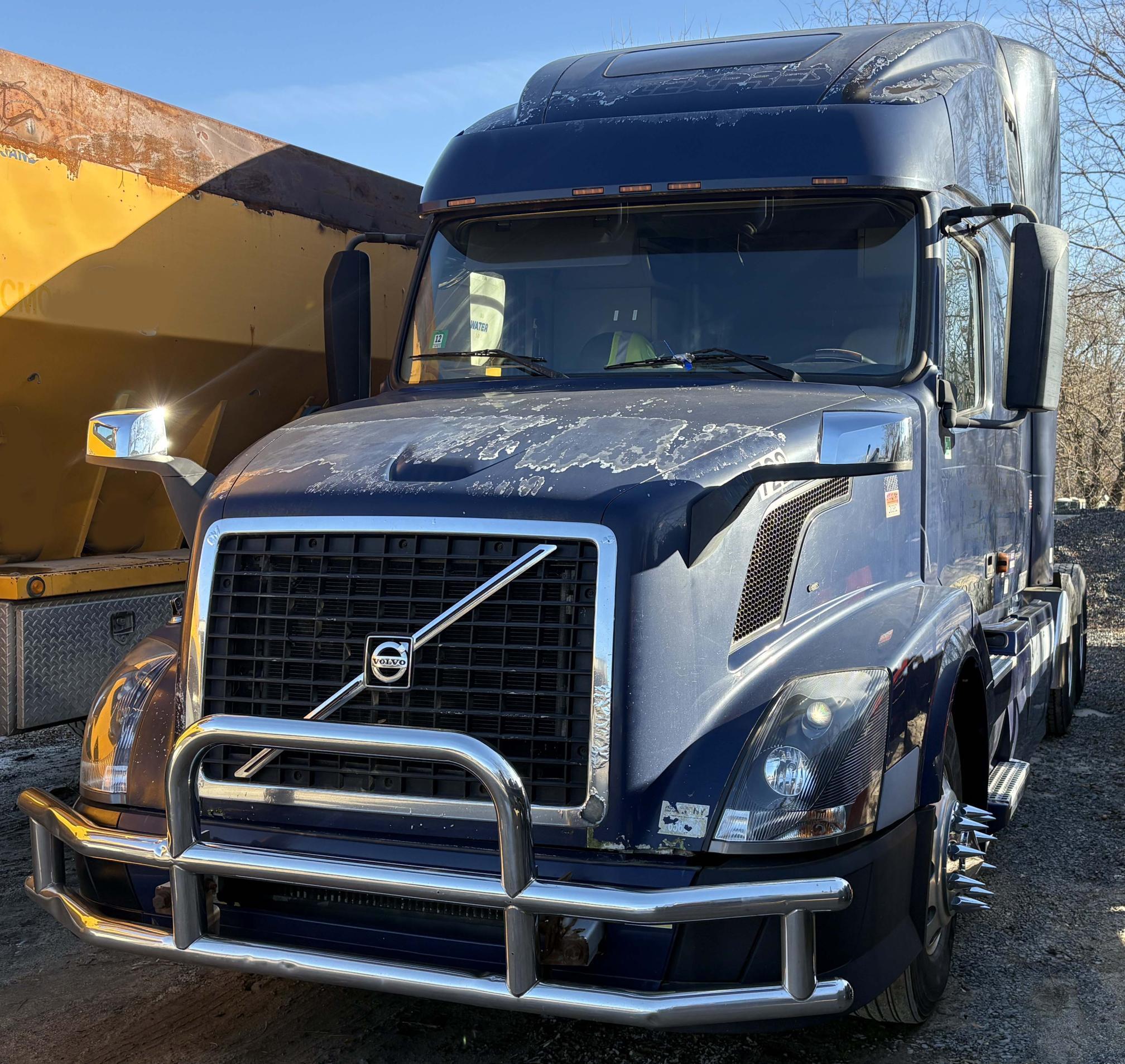 2005 VOLVO VNL in Prairieville, LA