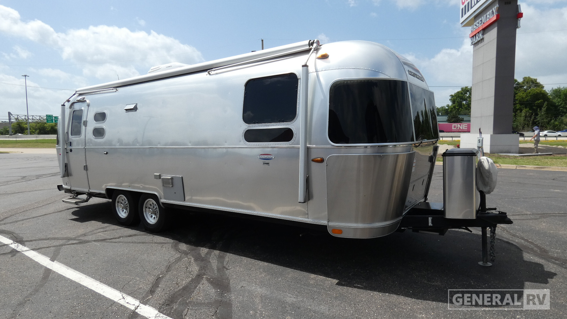 2019 Airstream INTERNATIONAL Signature 27FBQ in wixom MI