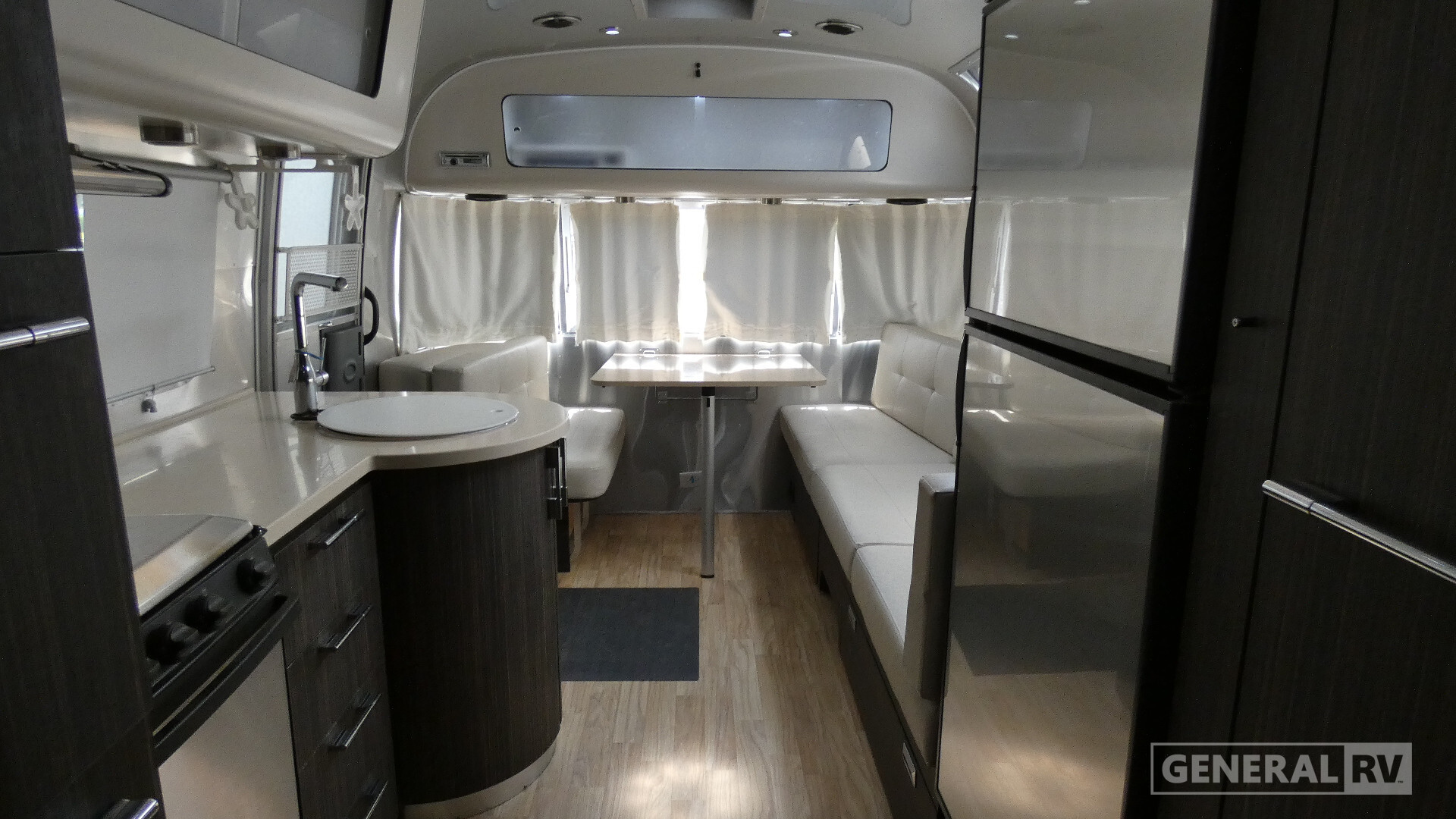 2019 Airstream INTERNATIONAL Signature 27FBQ in wixom MI