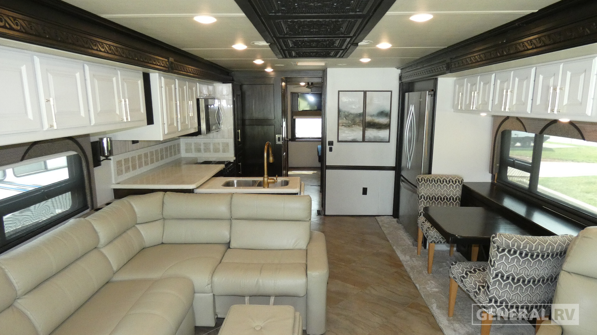 2017 Winnebago ADVENTURER 38Q in north canton OH