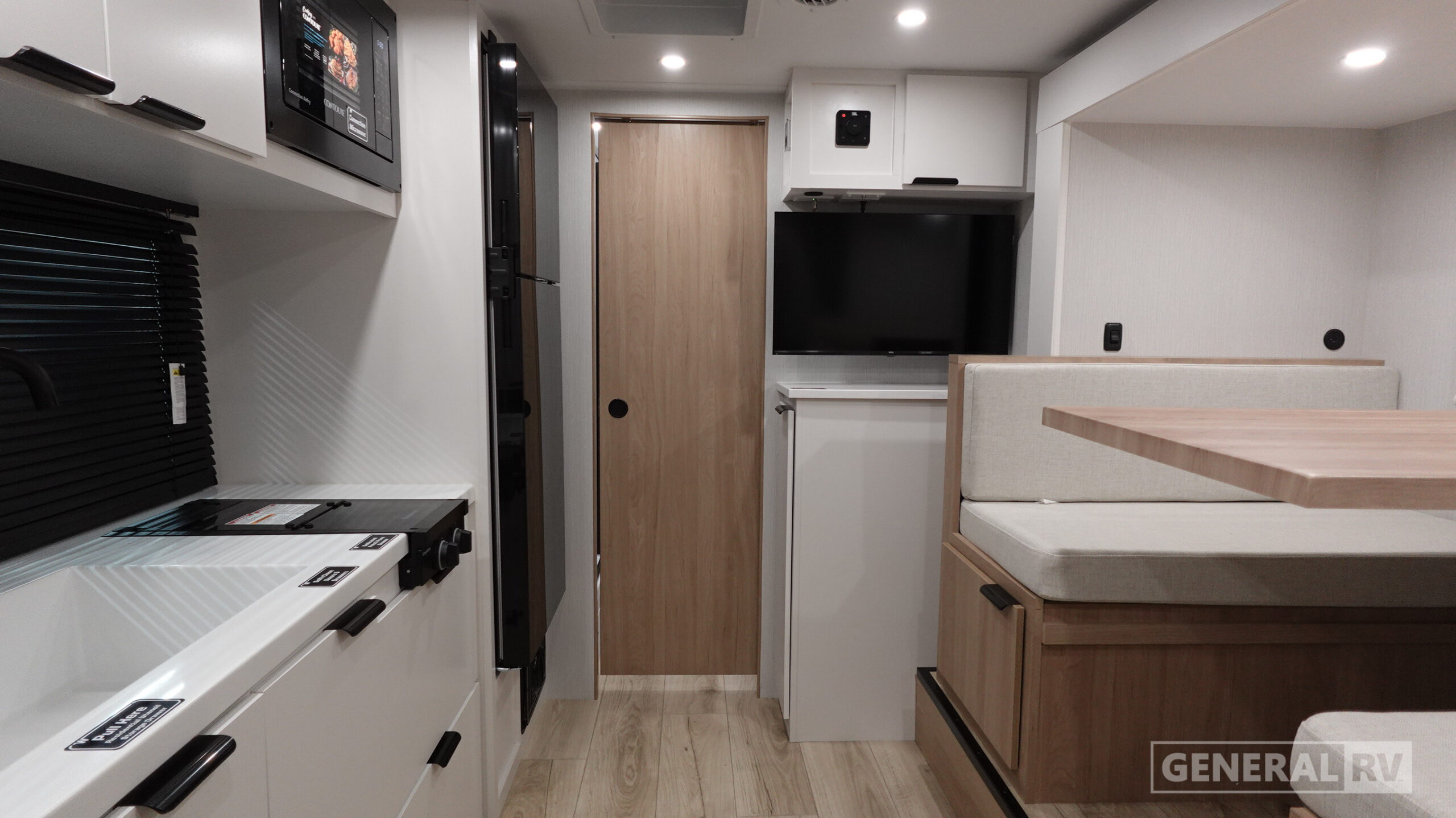 2027 Winnebago MICRO MINNIE 2108DS in birch run MI