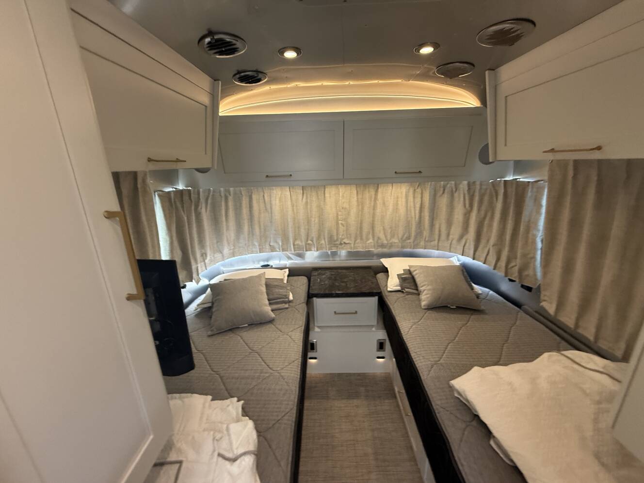 A photo of this 2025 Airstream Classic 30RB