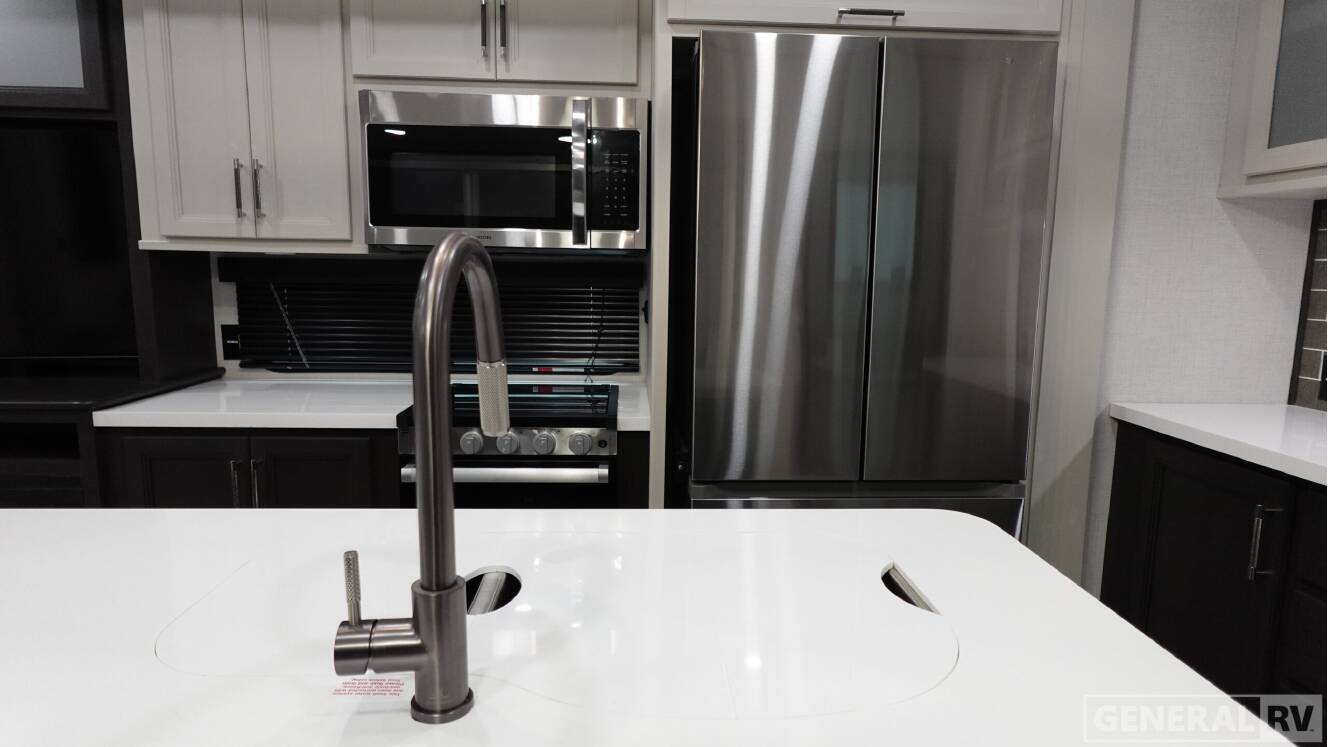 A photo of this 2026 Keystone AVALANCHE 390DS