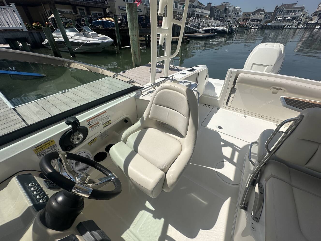 A photo of this 2018 Boston Whaler 230 VANTAGE