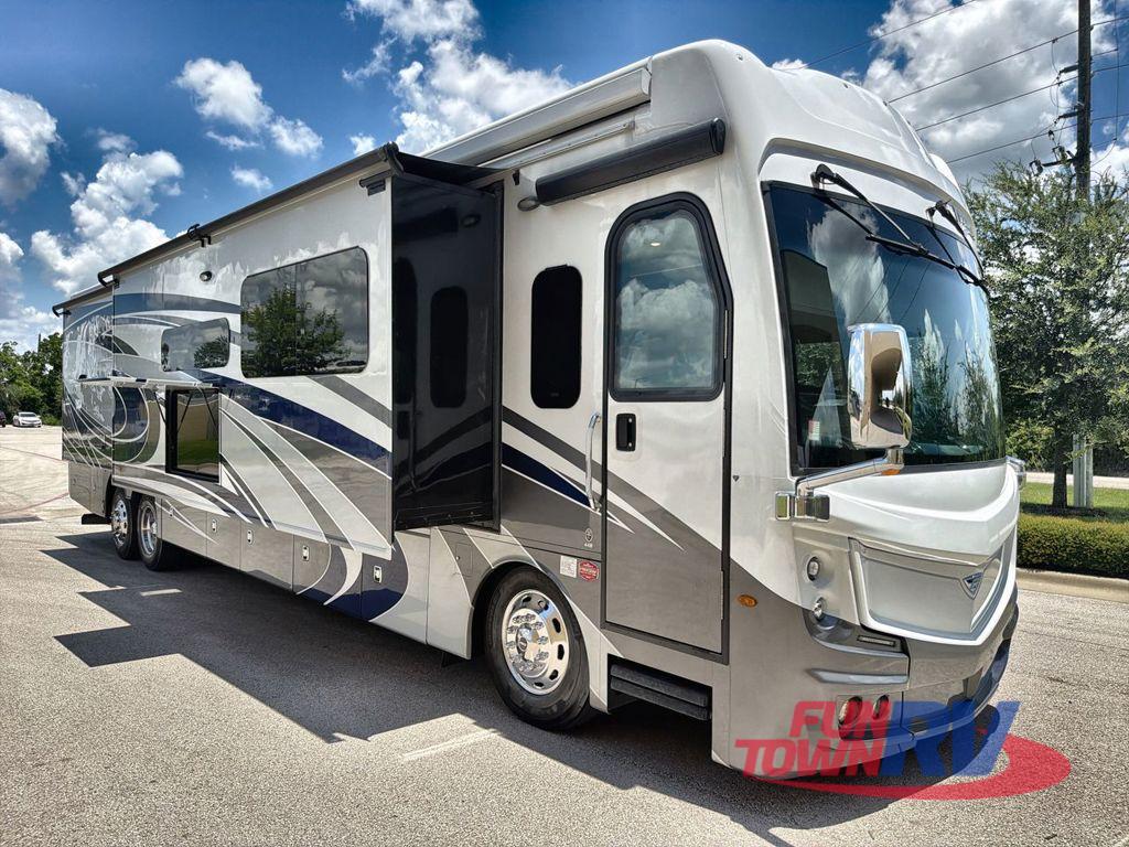 2022 Fleetwood Rv Discovery LXE 44B in waller TX