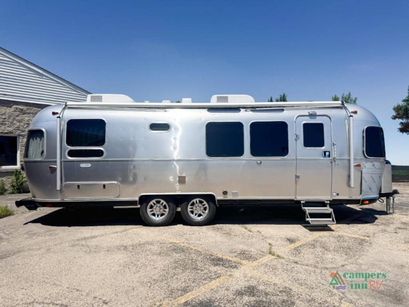 A photo of this 2026 Airstream Classic 28RBT