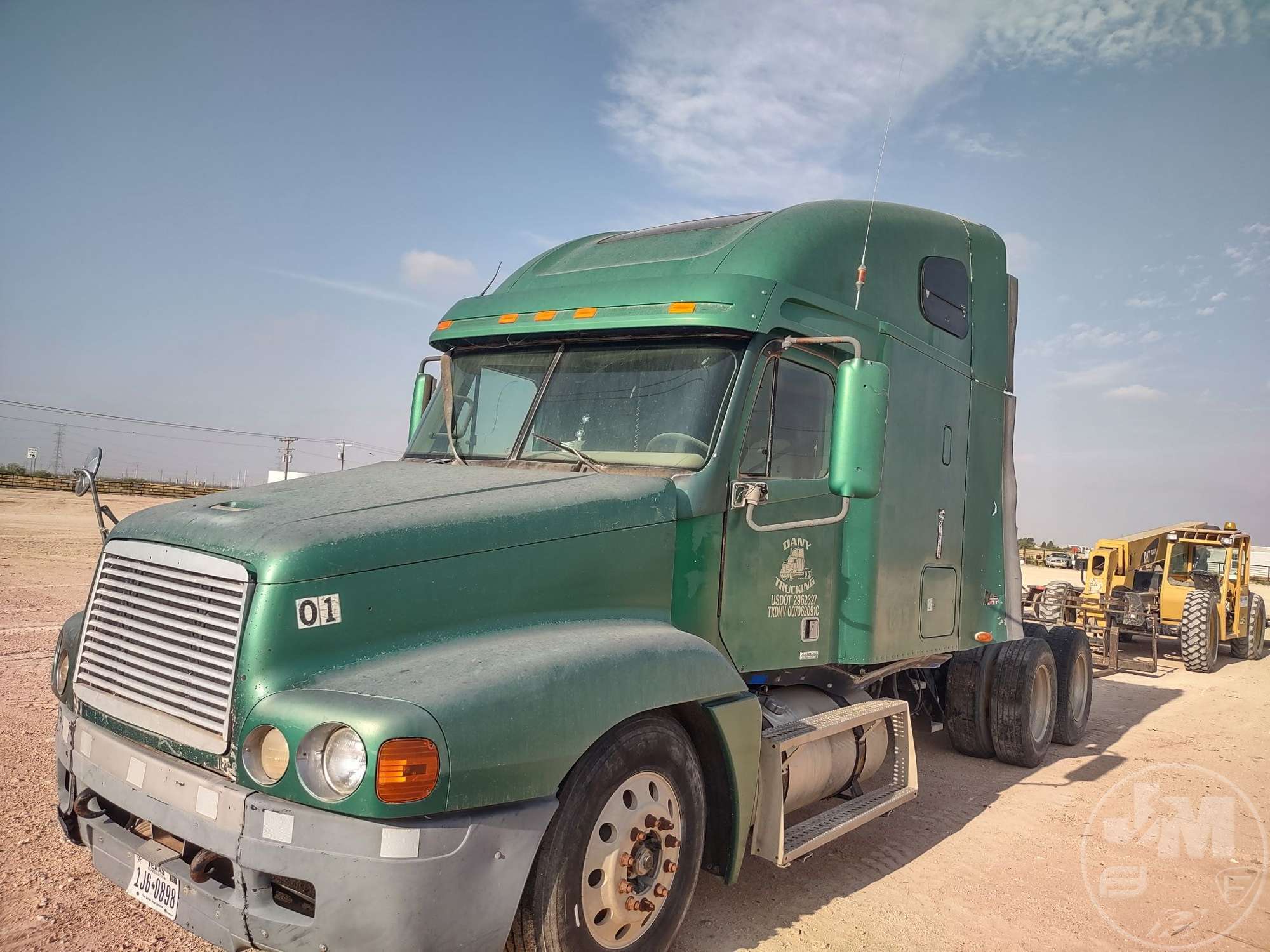 2001 FREIGHTLINER C120 in Stanton, TX