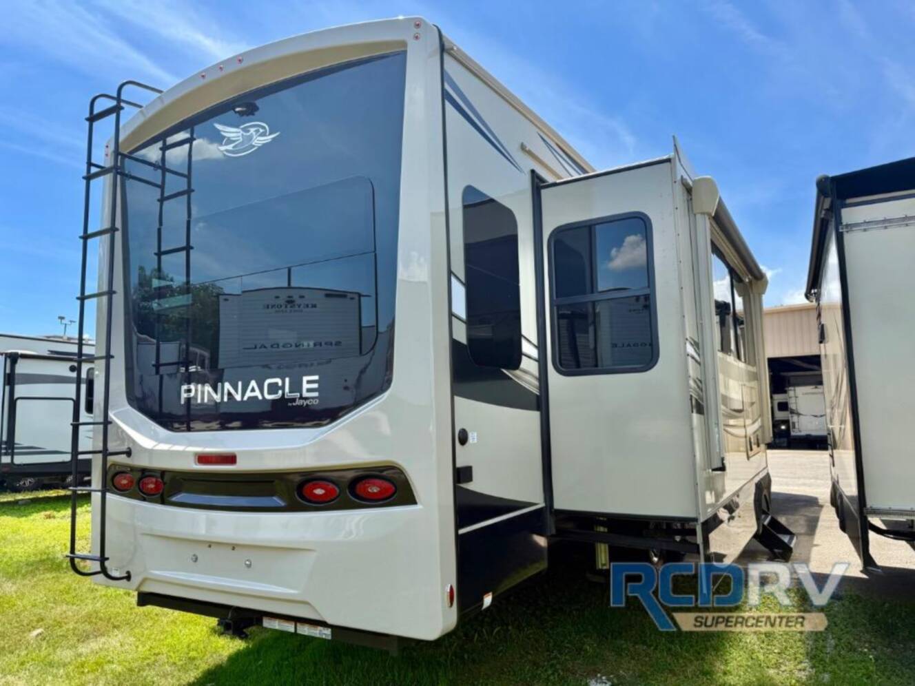 A photo of this 2022 Jayco Pinnacle 37MDQS