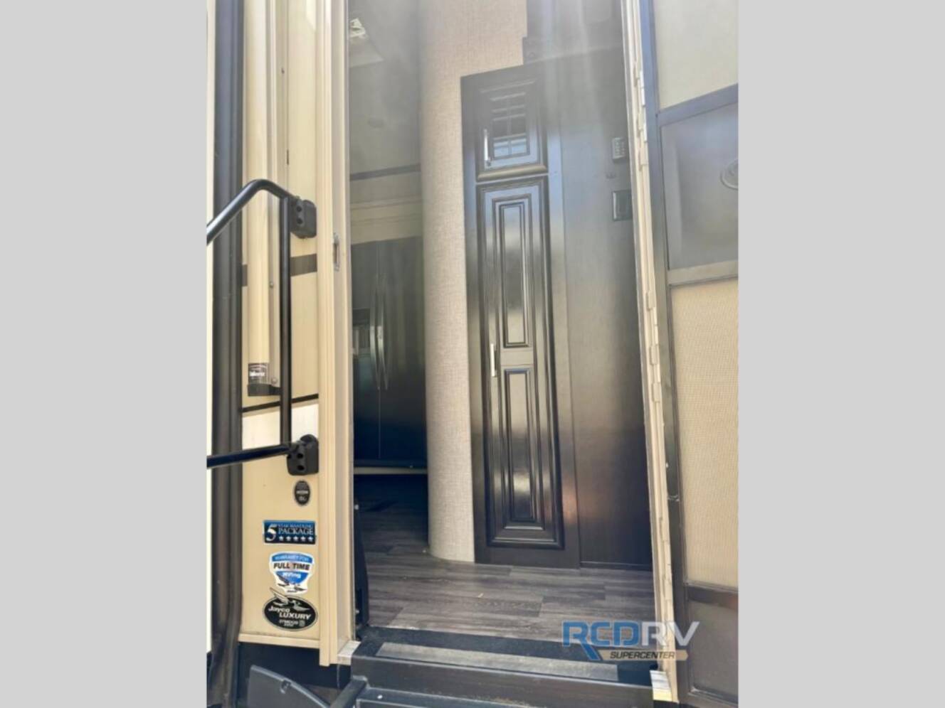 A photo of this 2022 Jayco Pinnacle 37MDQS