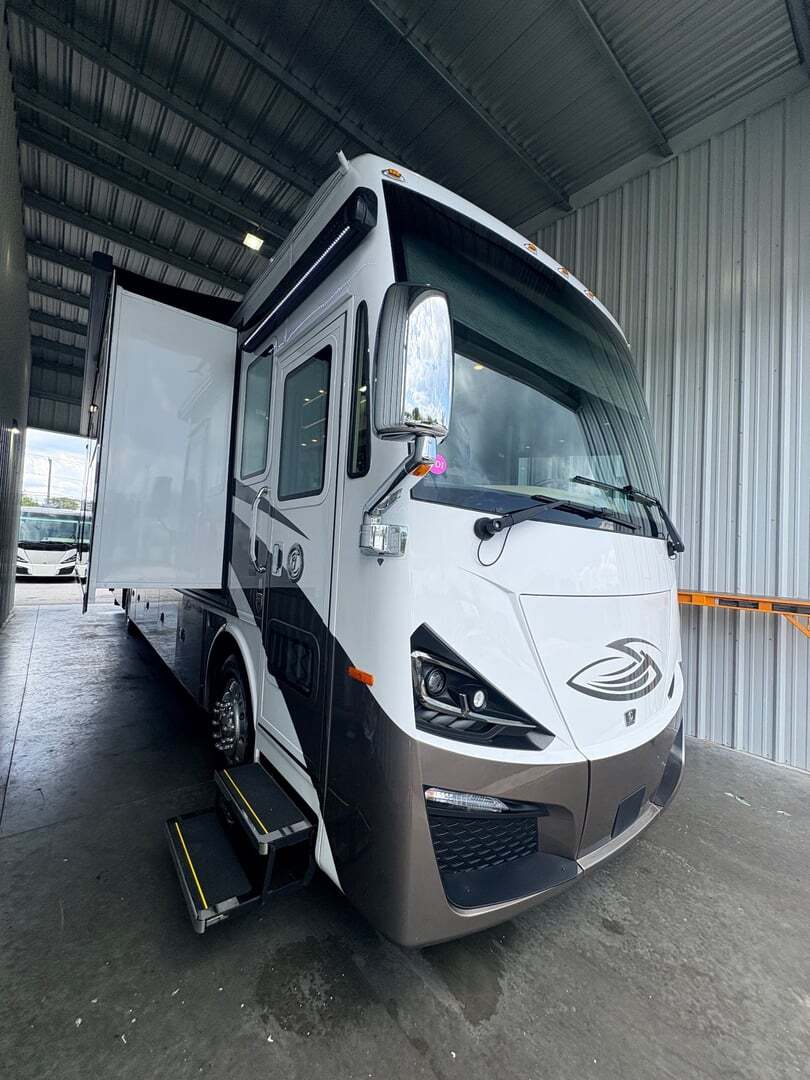 2023 Tiffin Phaeton 40 IH in seffner FL