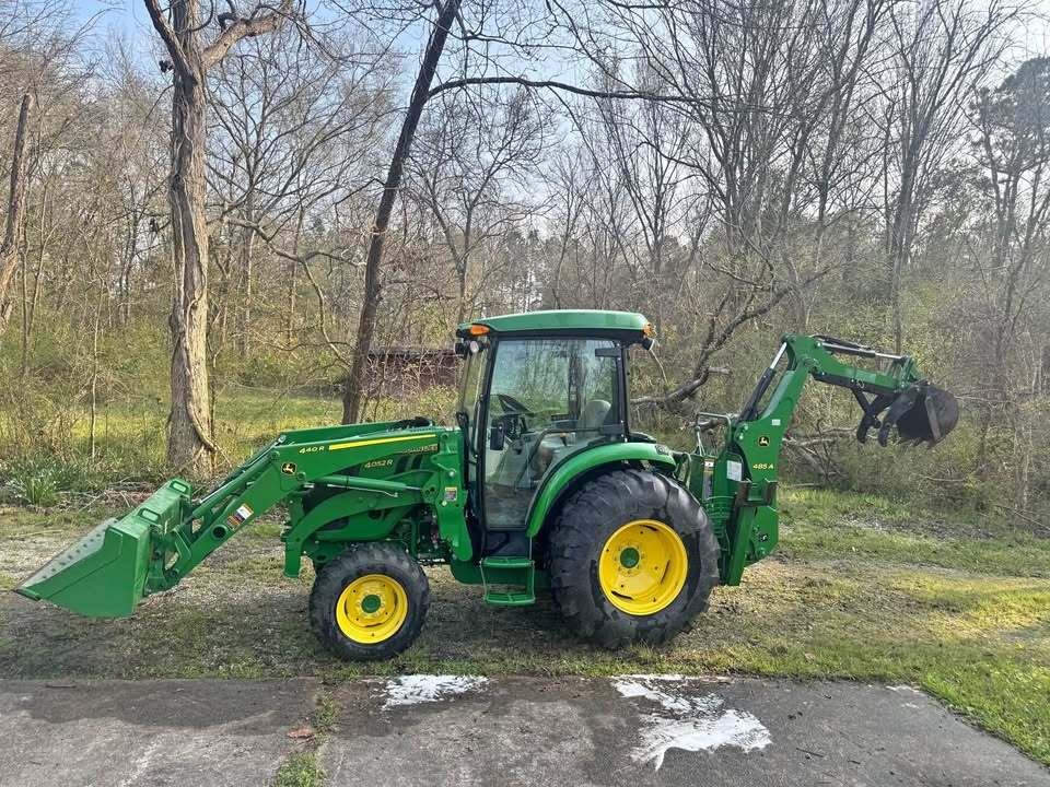 2018 JOHN DEERE 4052R in New Berlin, WI