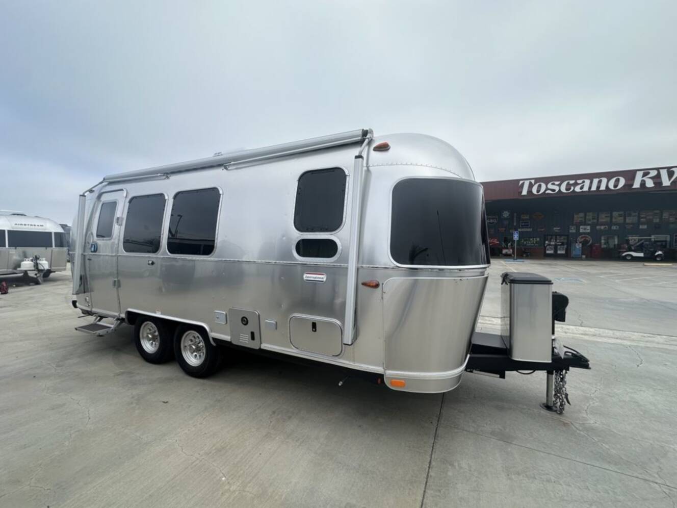 A photo of this 2026 Airstream 23FBQ