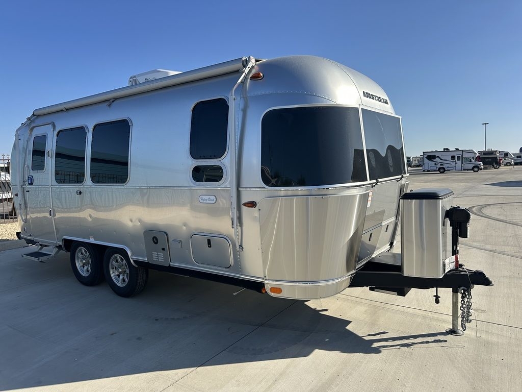 2025 Airstream Flying Cloud 23FBT 23FB in los banos