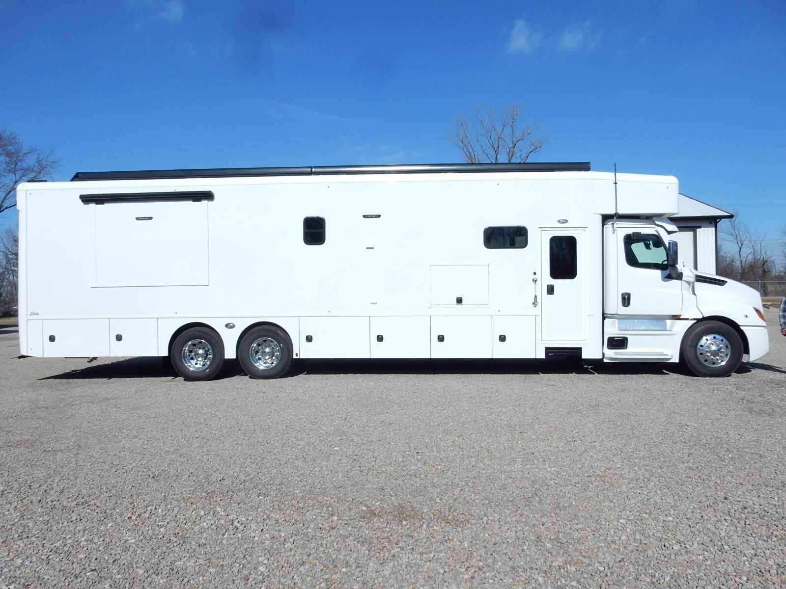 2027 Show Hauler SH1377T1-36 in thornville OH