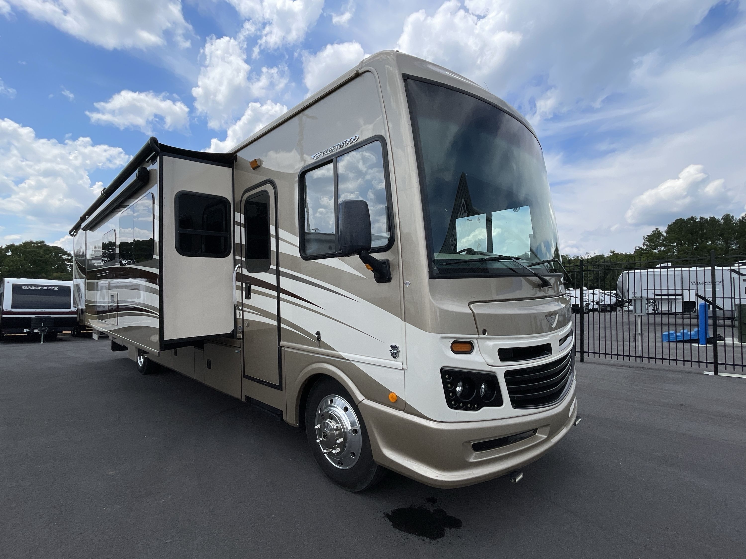 2017 Fleetwood BOUNDER 35P in kodak TN