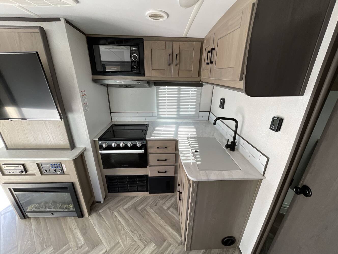 A photo of this 2021 Cruiser Rv SHADOW CRUISER 289RBS