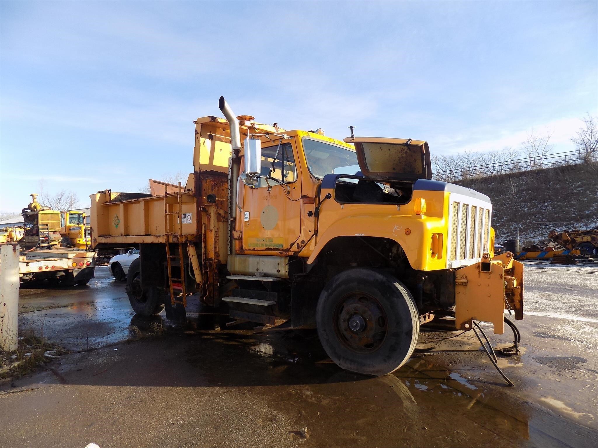 2001 INTERNATIONAL S2500 in Rochester, NY
