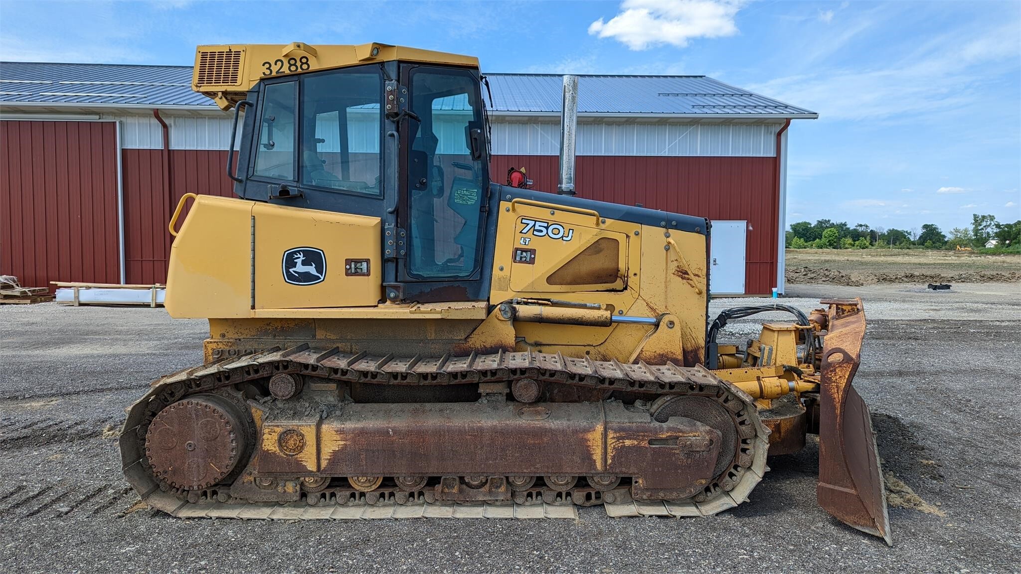 2006 DEERE 750J LT in Lenox, MI