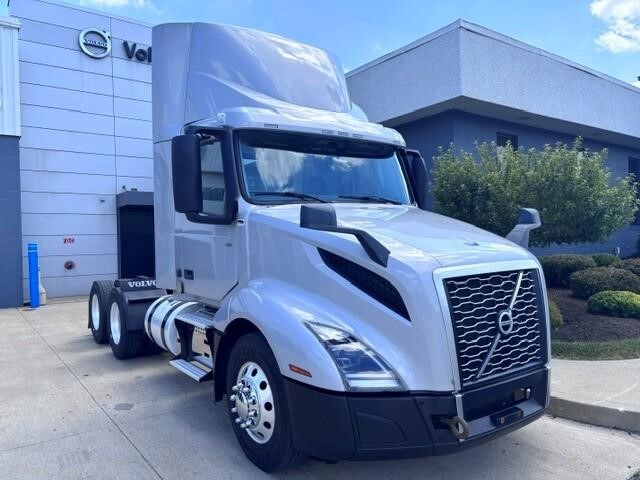 2024 VOLVO VNL64T300 in Canton, OH