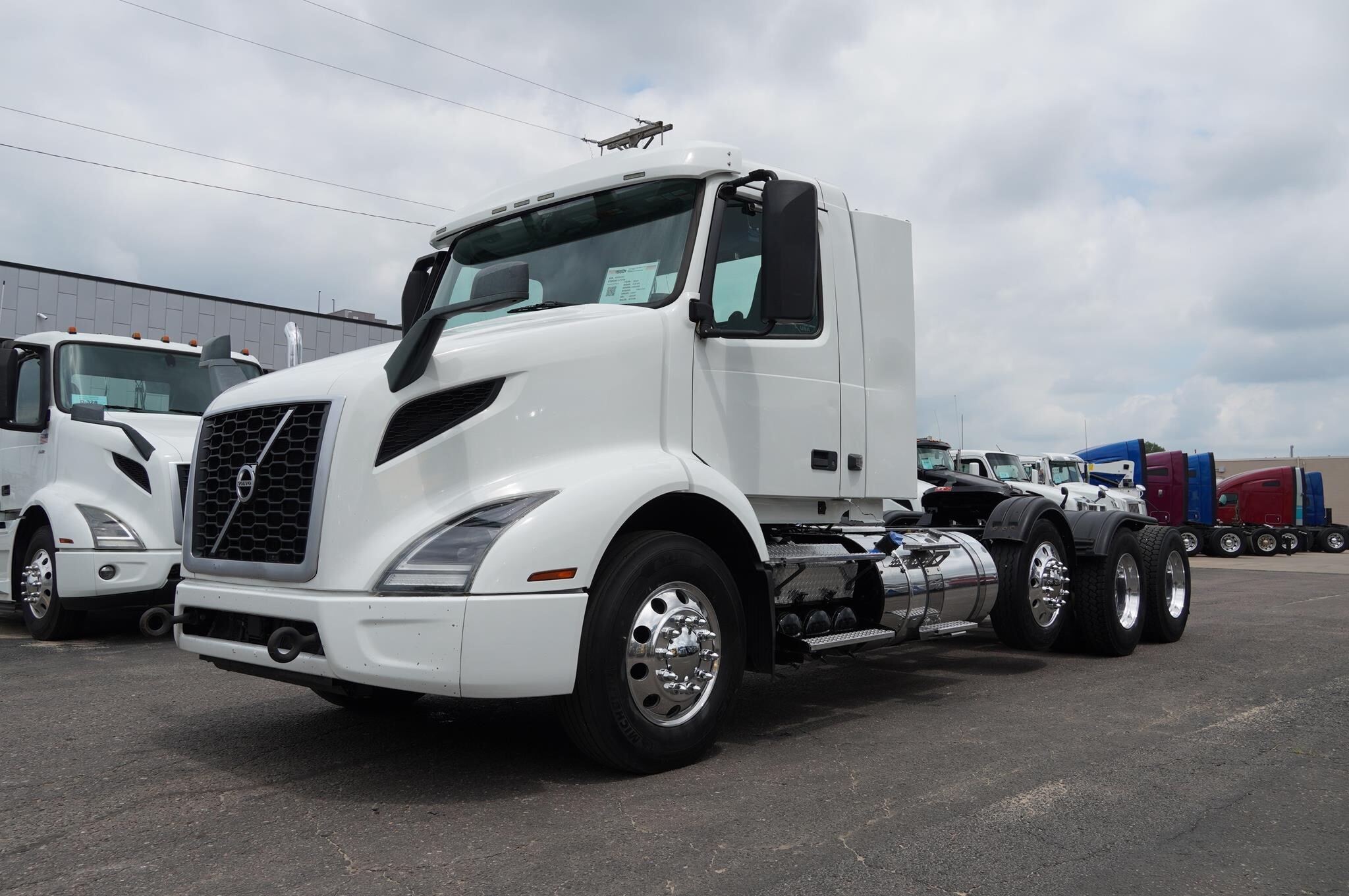 2019 VOLVO VNR64T300 in Sioux Falls, SD
