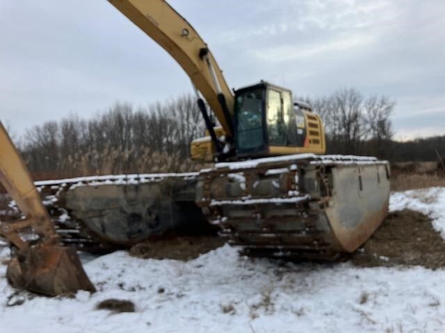 2017 CATERPILLAR 330FL in Lumberton, NJ