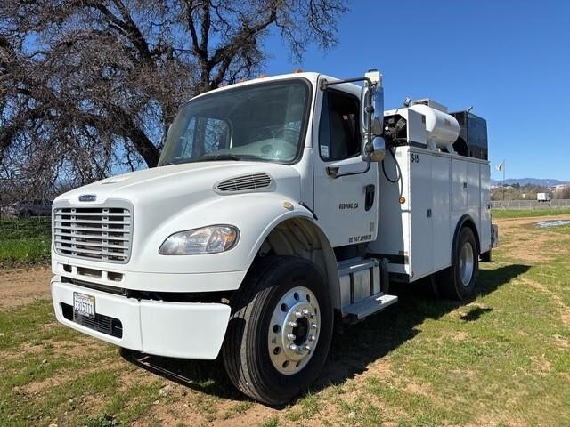 2015 FREIGHTLINER BUSINESS CLASS M2 106 in Redding, CA