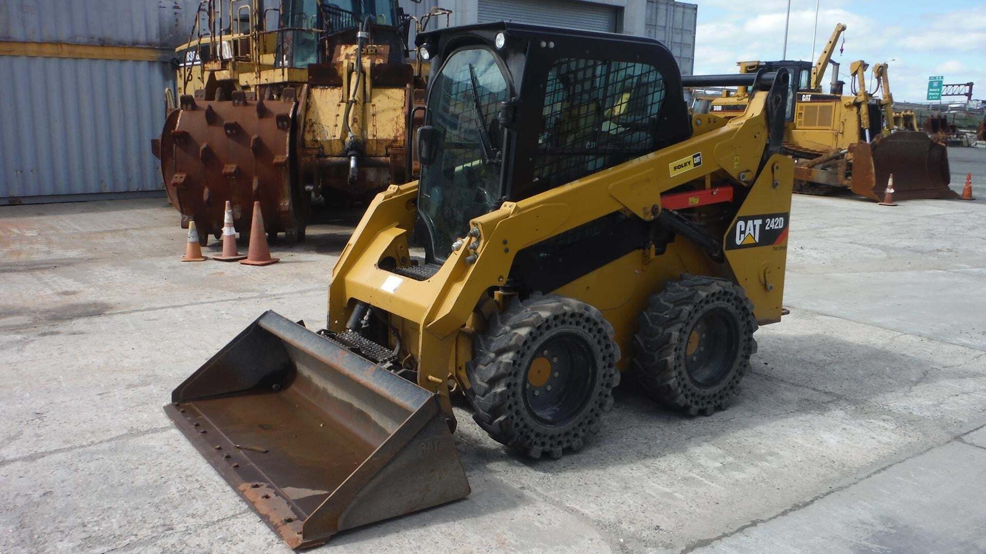 2016 CATERPILLAR 242D in Newark, NJ