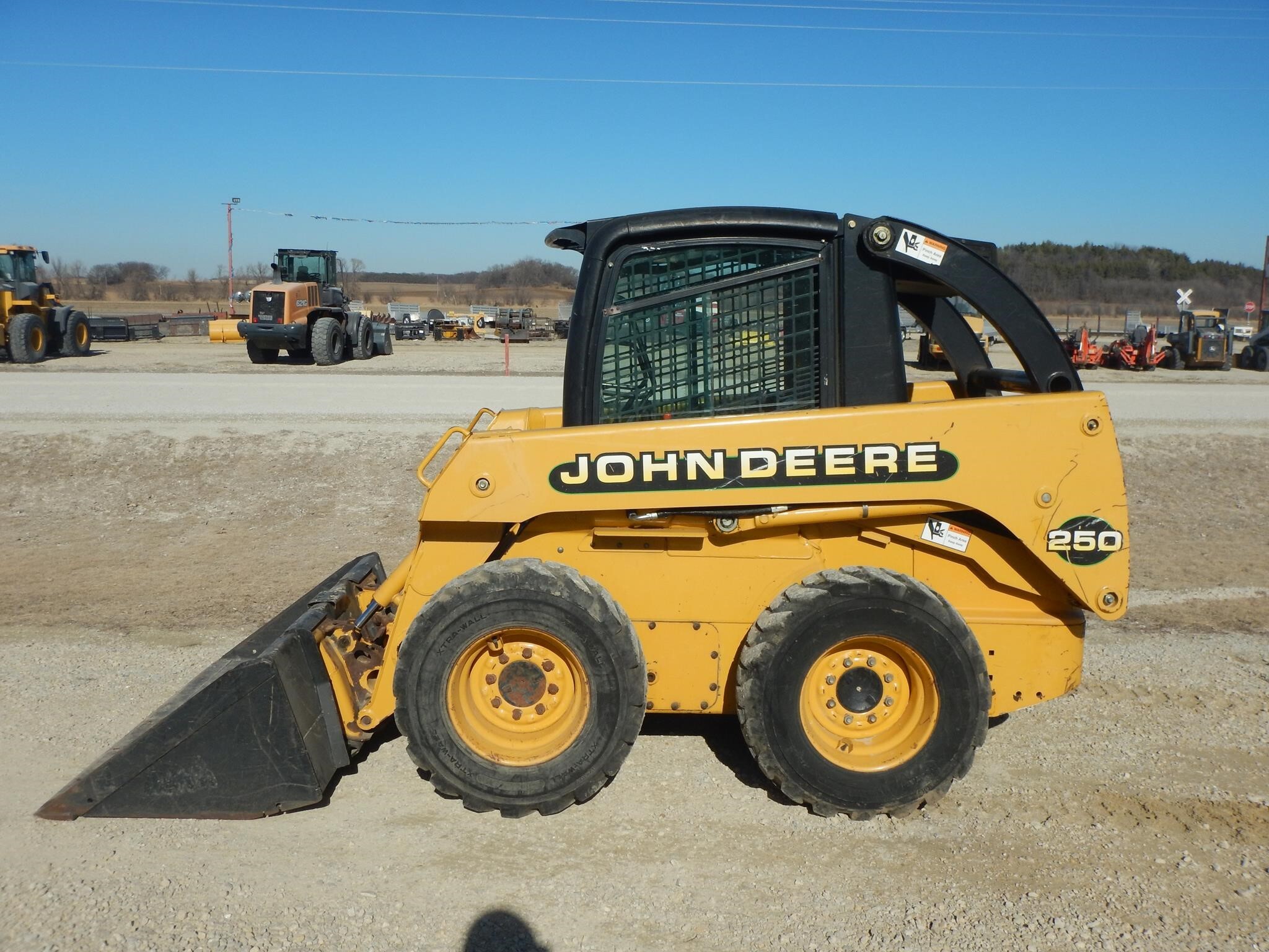 1999 DEERE 250 in Dover, MN