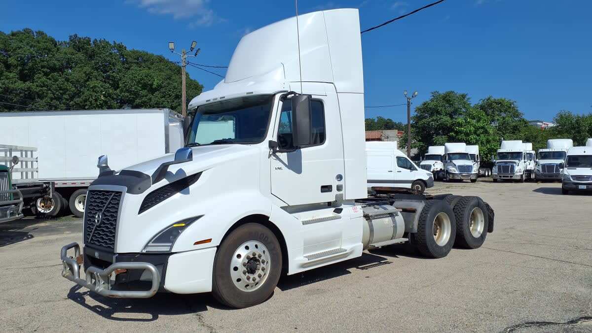 2020 VOLVO VNL64T-300 in Warwick, RI