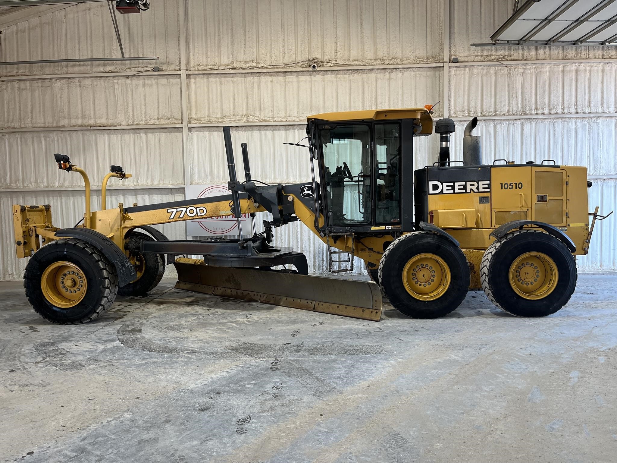 2005 DEERE 770D in Van Alstyne, TX