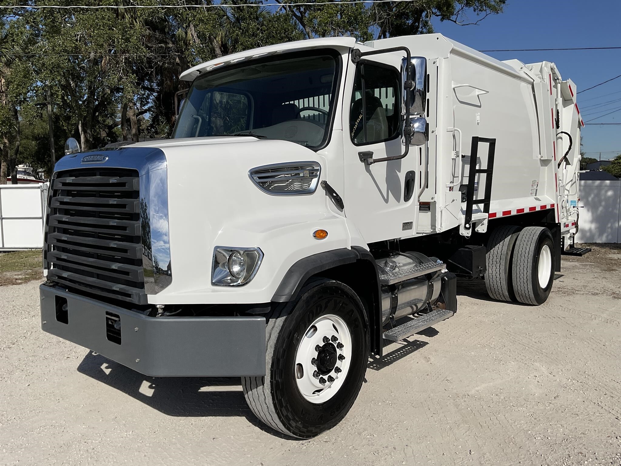 2016 FREIGHTLINER 108SD in Tampa, FL